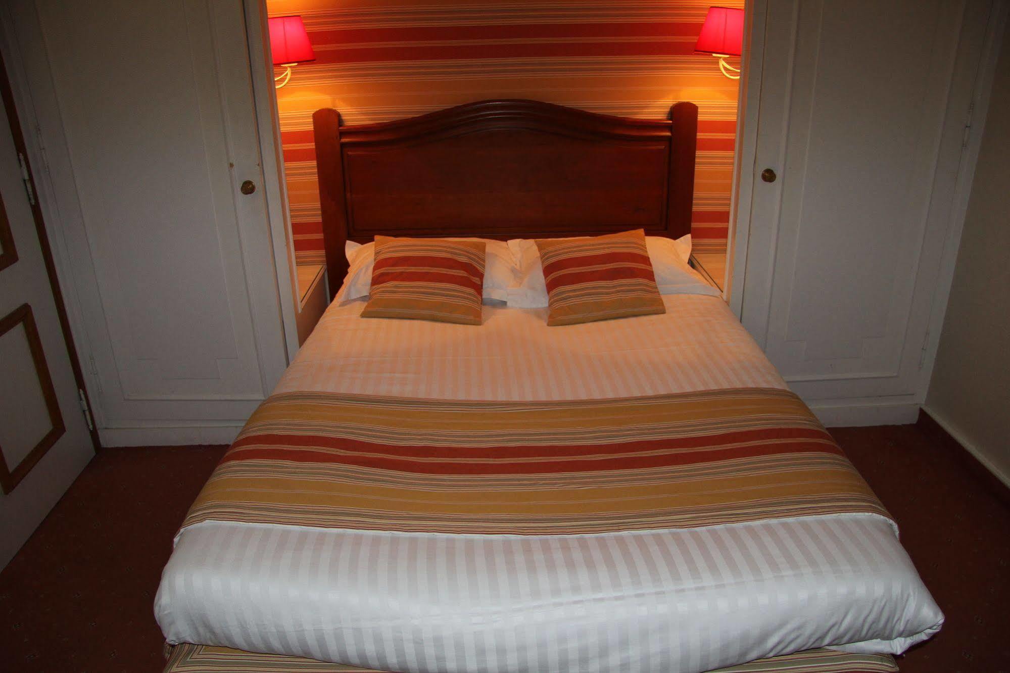 Hotel Le Regent Villers Cotterets Bagian luar foto